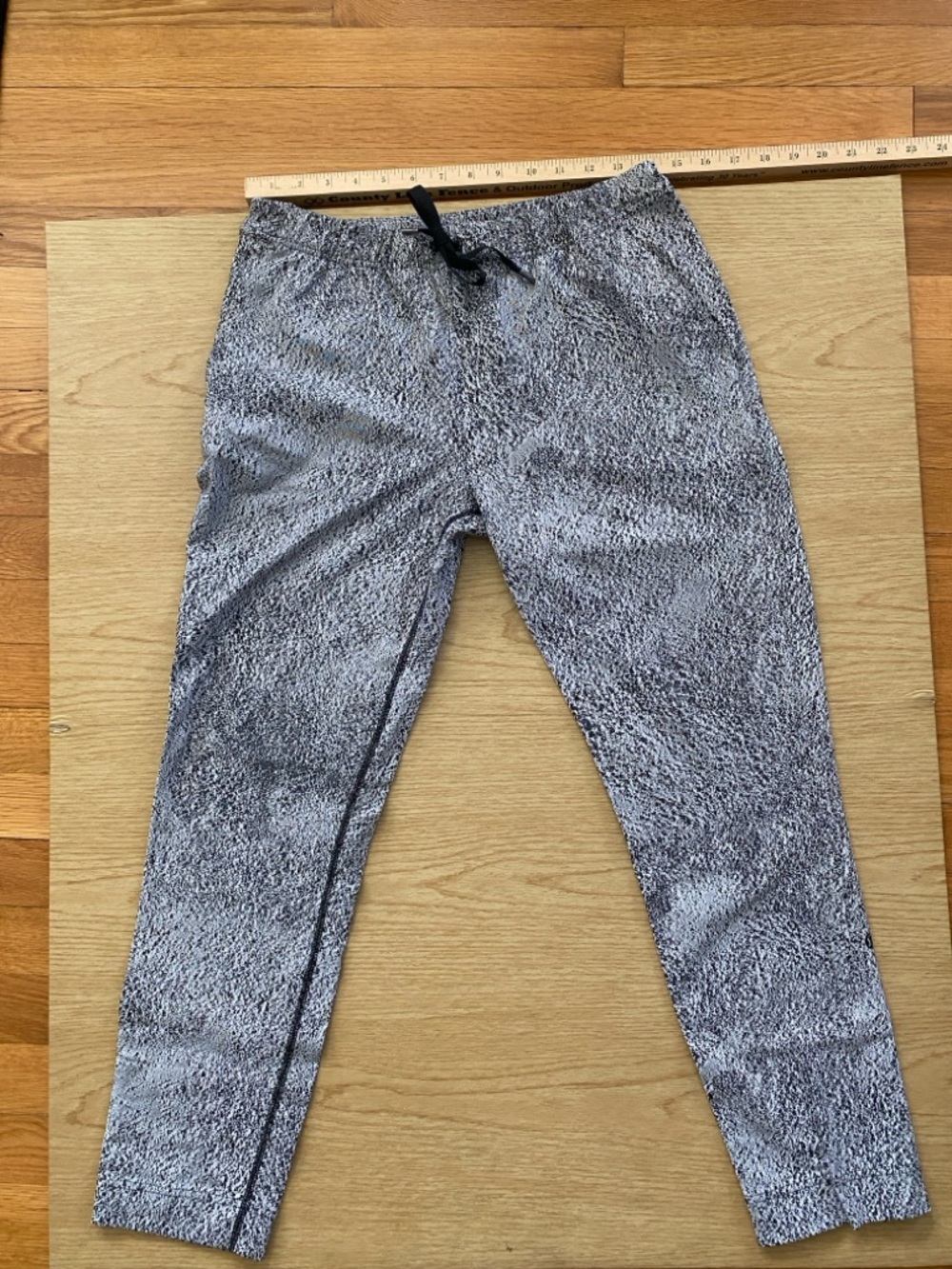 LULULEMON ATHLETICA JET PANT IN POWER
Luxtreme Spray White SIZE 6 - Picture 7 of 16